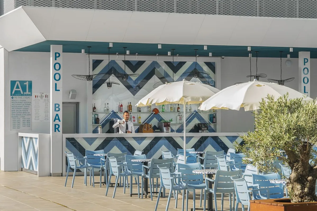 Riu Astoria_Pool Bar.jpg