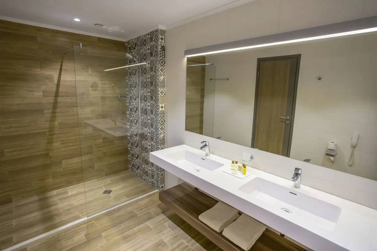AST_19_073 - Superior double room_Bathroom.jpg