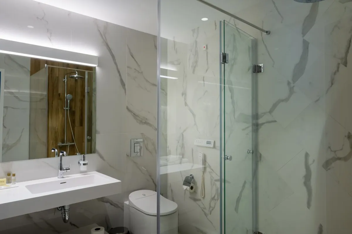 Riu Astoria Junior Suite_bathroom.jpeg