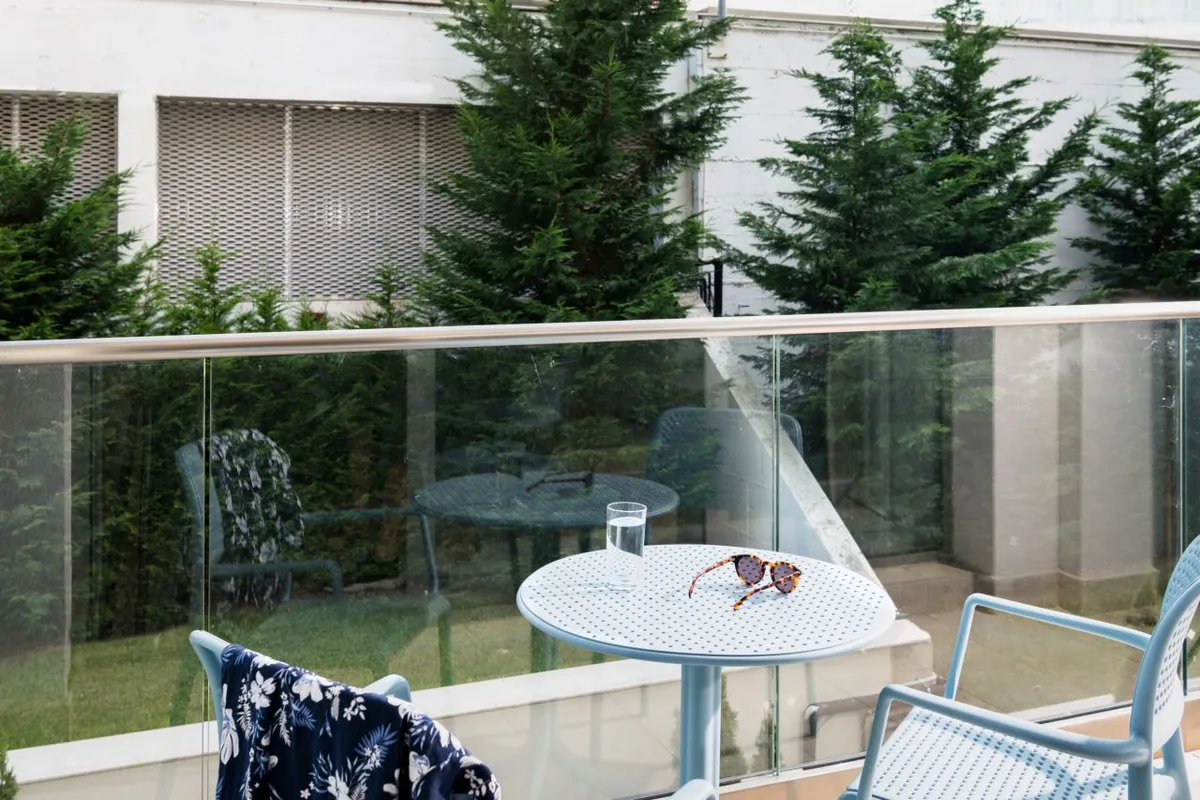 Astoria_VAR_AC18836456_DblEconomy_balcony-2.jpg
